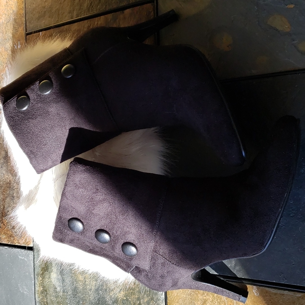 NWOT - FIONI - Heeled, Suede, black ankle boot, size 5 1/2